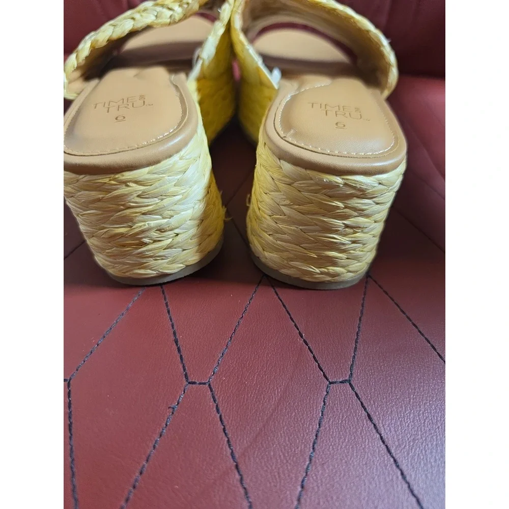 Time & Tru  Sandal  Size 6 U S